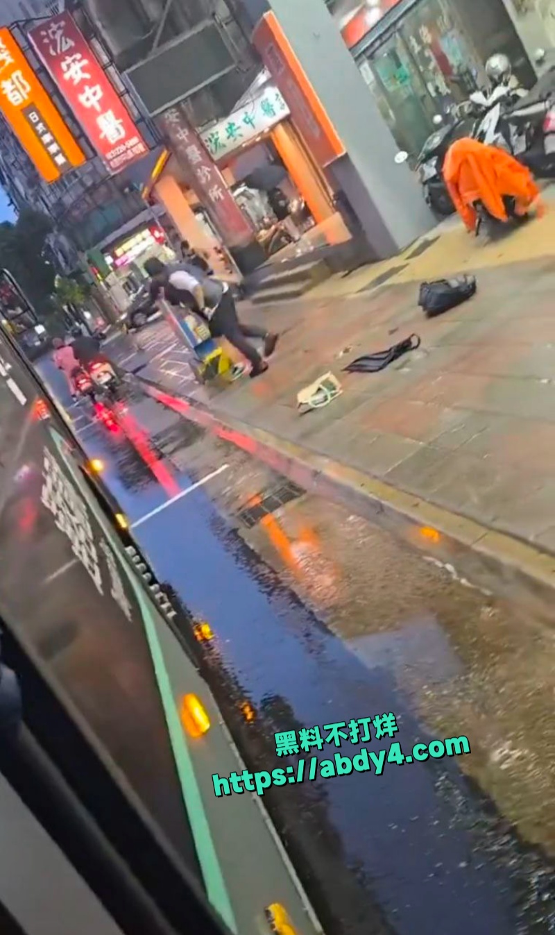 桃园中山突发一货车司机与高中生互殴 4