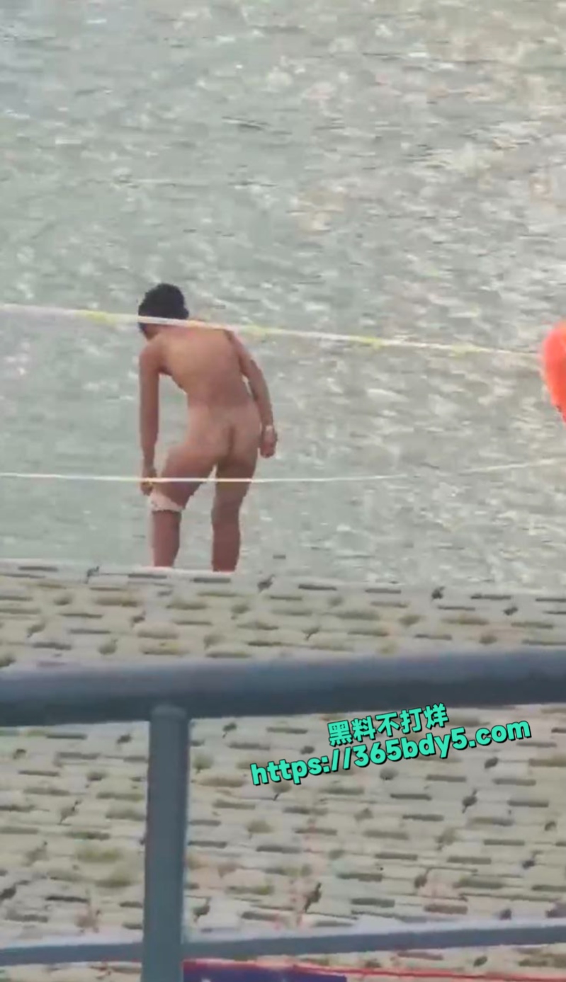 这么多人就开始裸泳了3