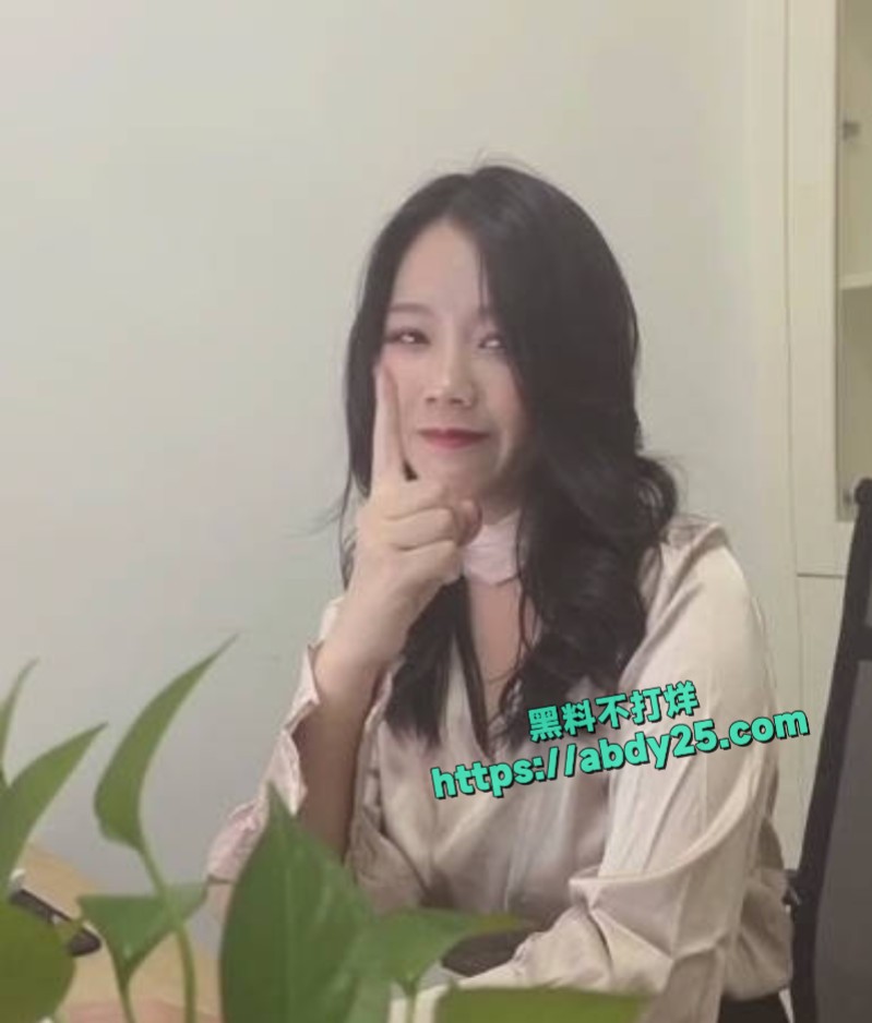 少妇蜜桃酱黑丝OL变身欲女4