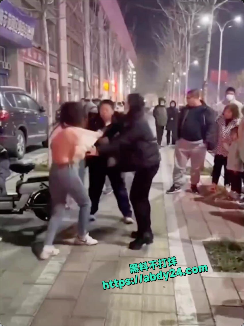 山东青岛汽车站硬核捉奸视频 9