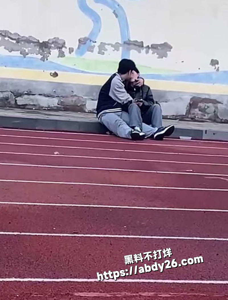 学校操场情侣羞耻刺激
