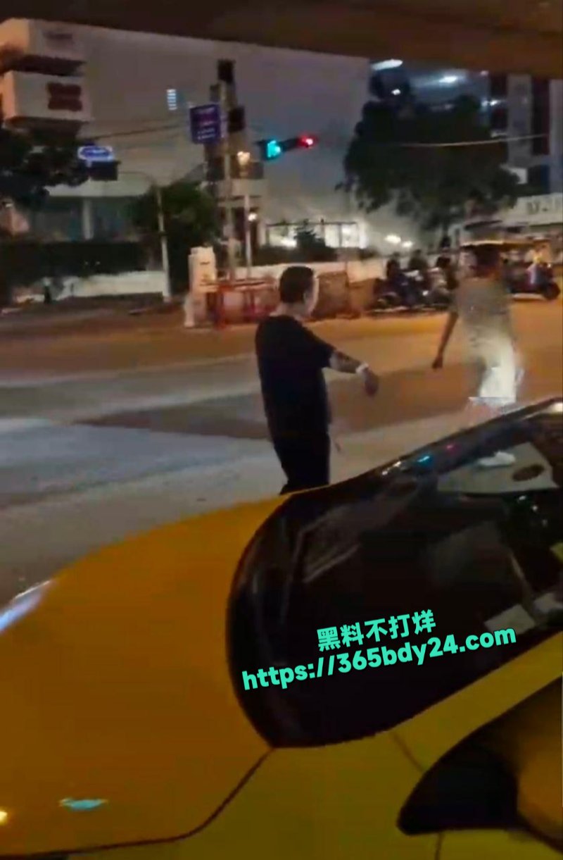 中国男子喝醉酒给泰国人下跪2