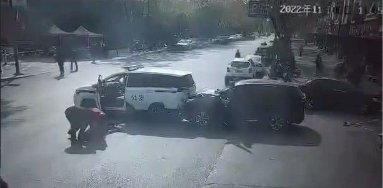 河南济源，华新东区，不光撞警车，还下车袭警