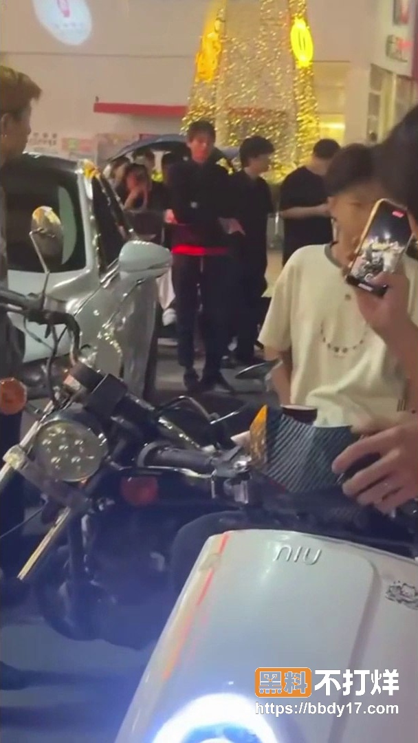 精神小伙持刀4