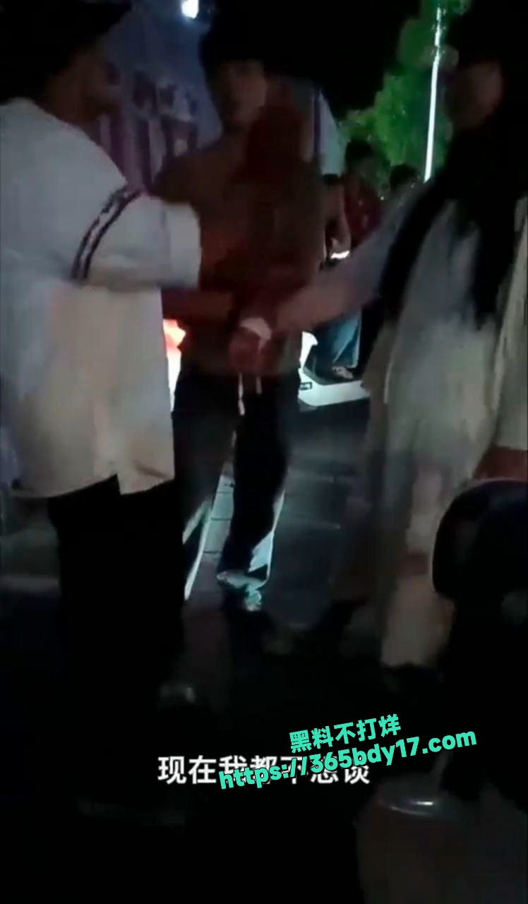 女子和男朋友约会被老公抓包 5