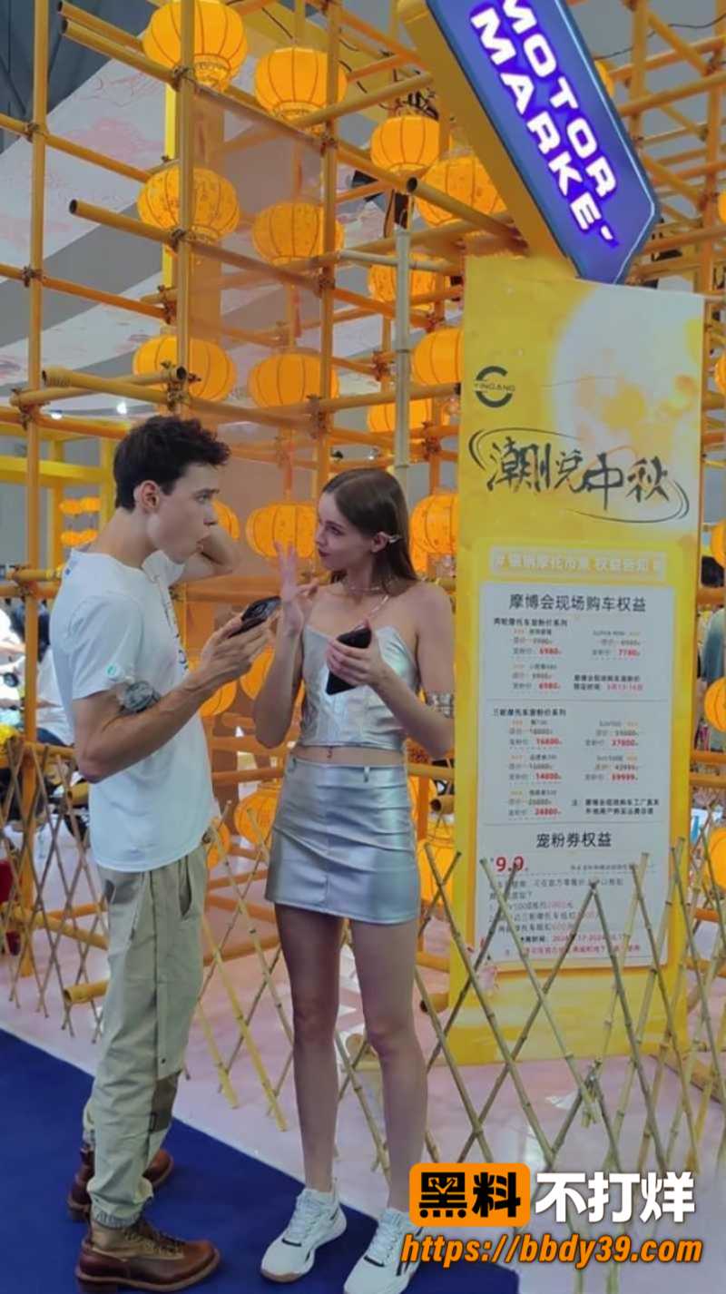 摩托车展抄底偷拍外国车模 银色短裙下黑裤若隐若现 肉感美臀尽收眼底