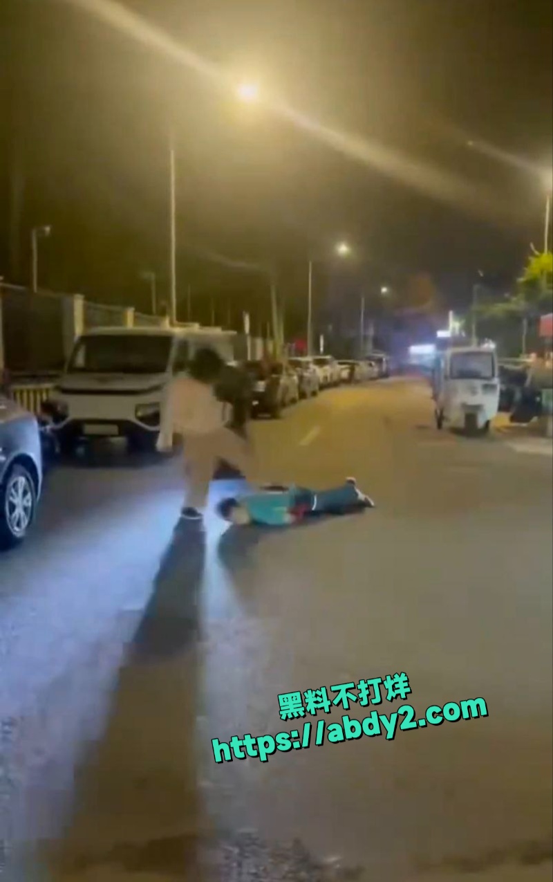 苏州南航附中东门快递员被捅伤 3