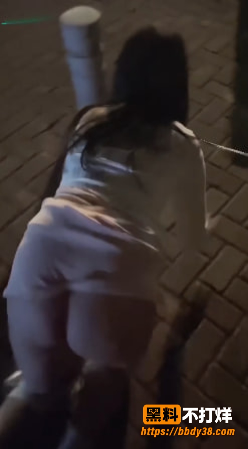乖乖妻穿着白袜让单男肏1