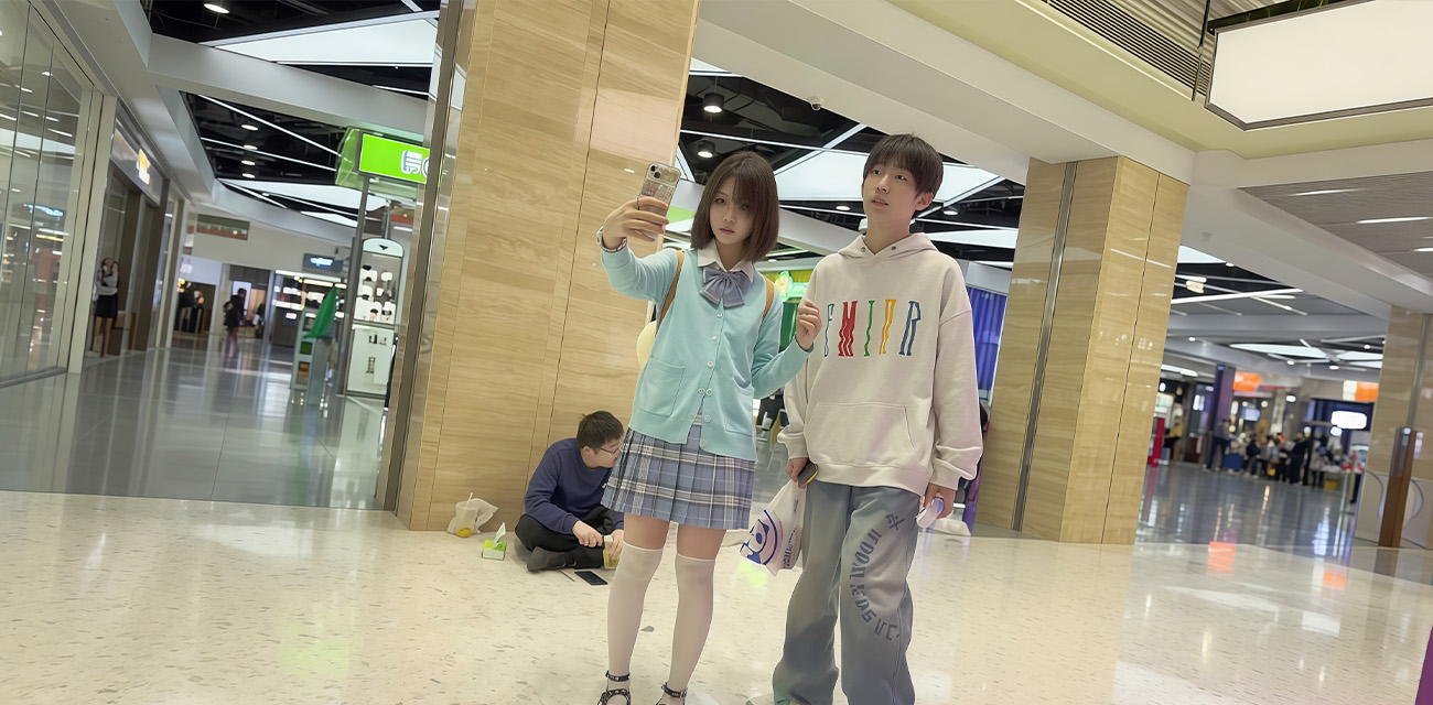 抄底大神KFC最新视频 抄底和男友逛街的超可爱嫩妹 过膝白丝白内被勒出B痕