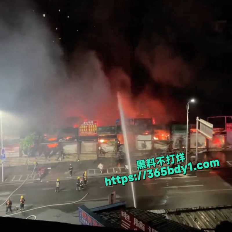 重庆石桥铺交易城今天凌晨大火1