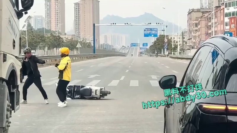 路怒症爆发堵路1v1激烈打架1