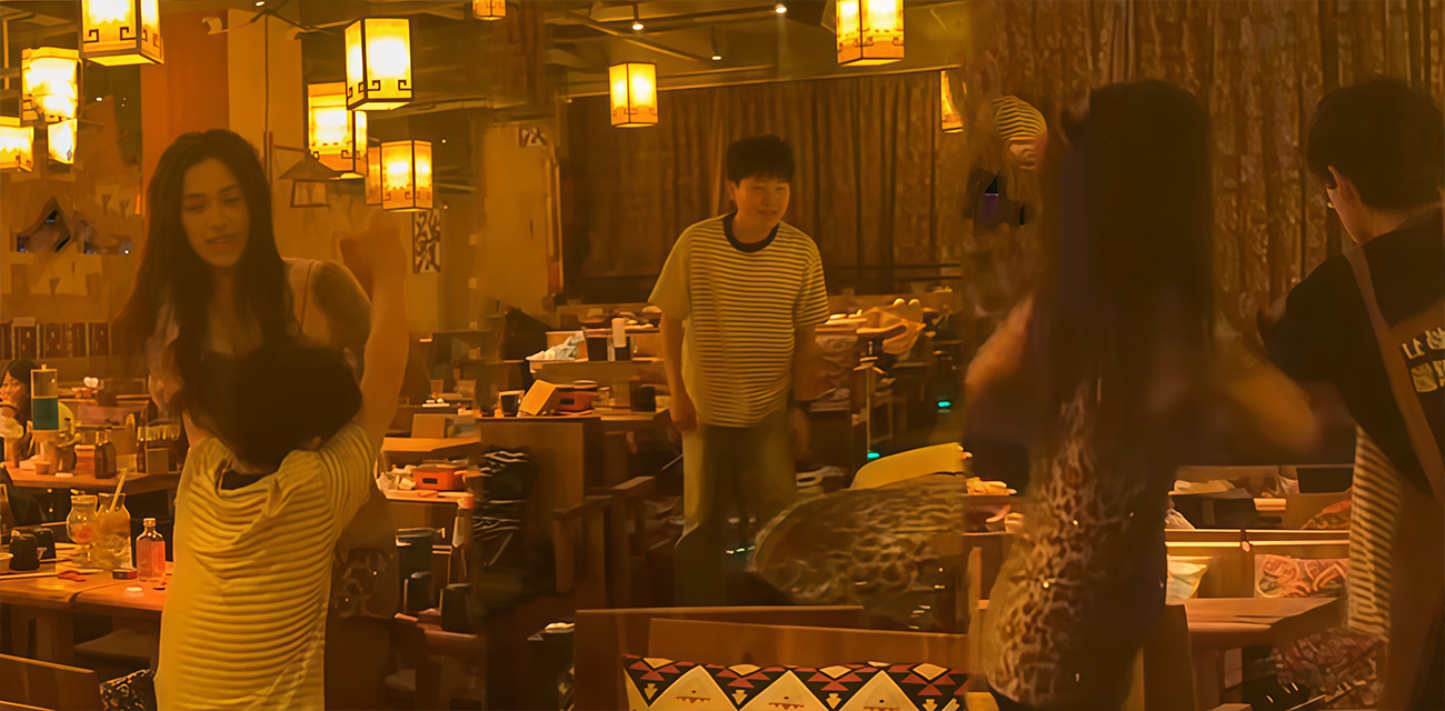男娘招惹短发假小子 餐厅内直接开打 这俩是世仇啊 各自希望拥有对方的东西