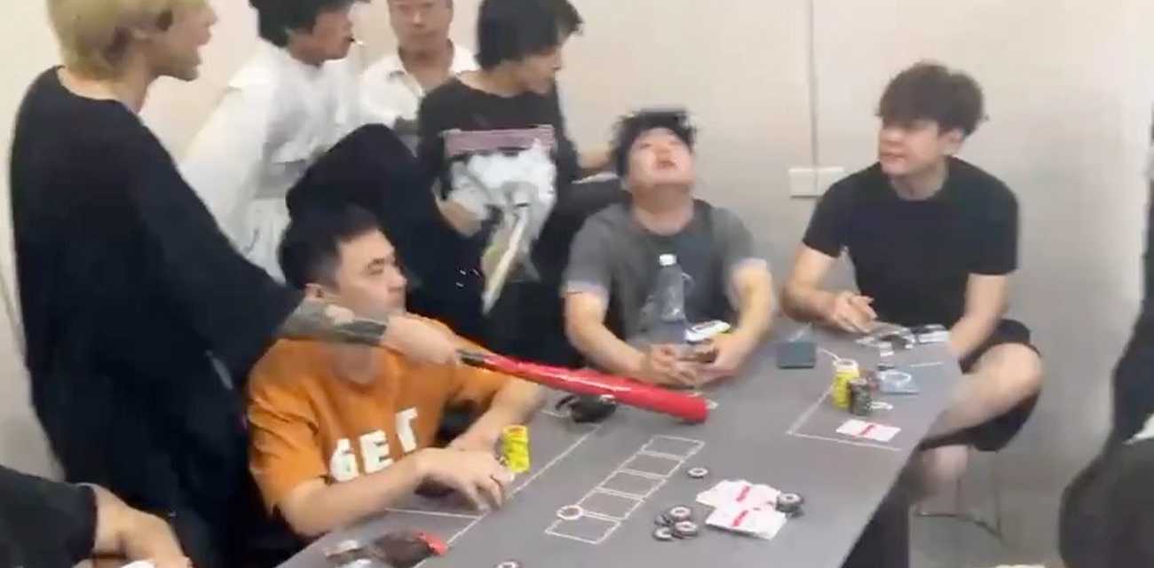 黑社会赌场争霸赛 村霸找来精神小伙对着场子内的赌徒一顿输出 大砍刀架脖子上