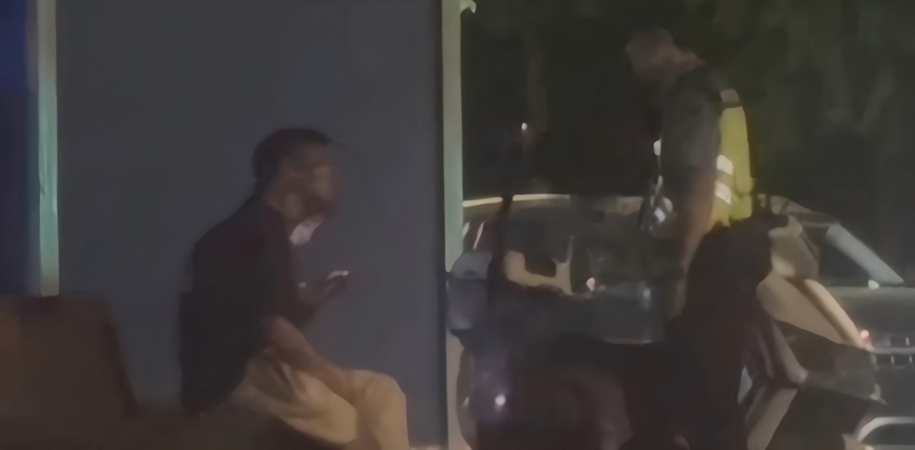 路边情侣激情时刻被偷拍 警察突袭 吓得裤链都拉不上