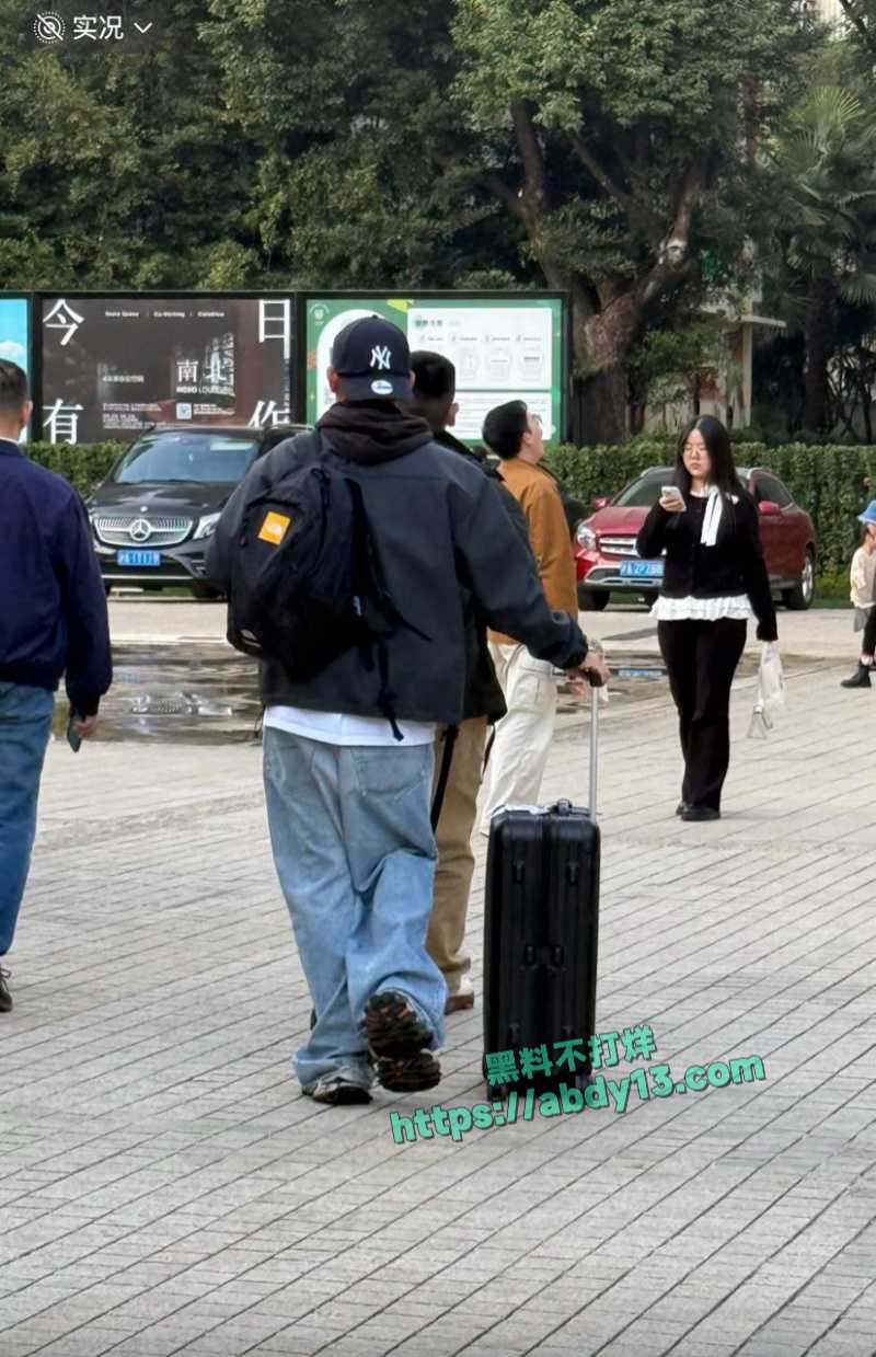 韩国影帝刘亚仁现身上海男同酒吧 36