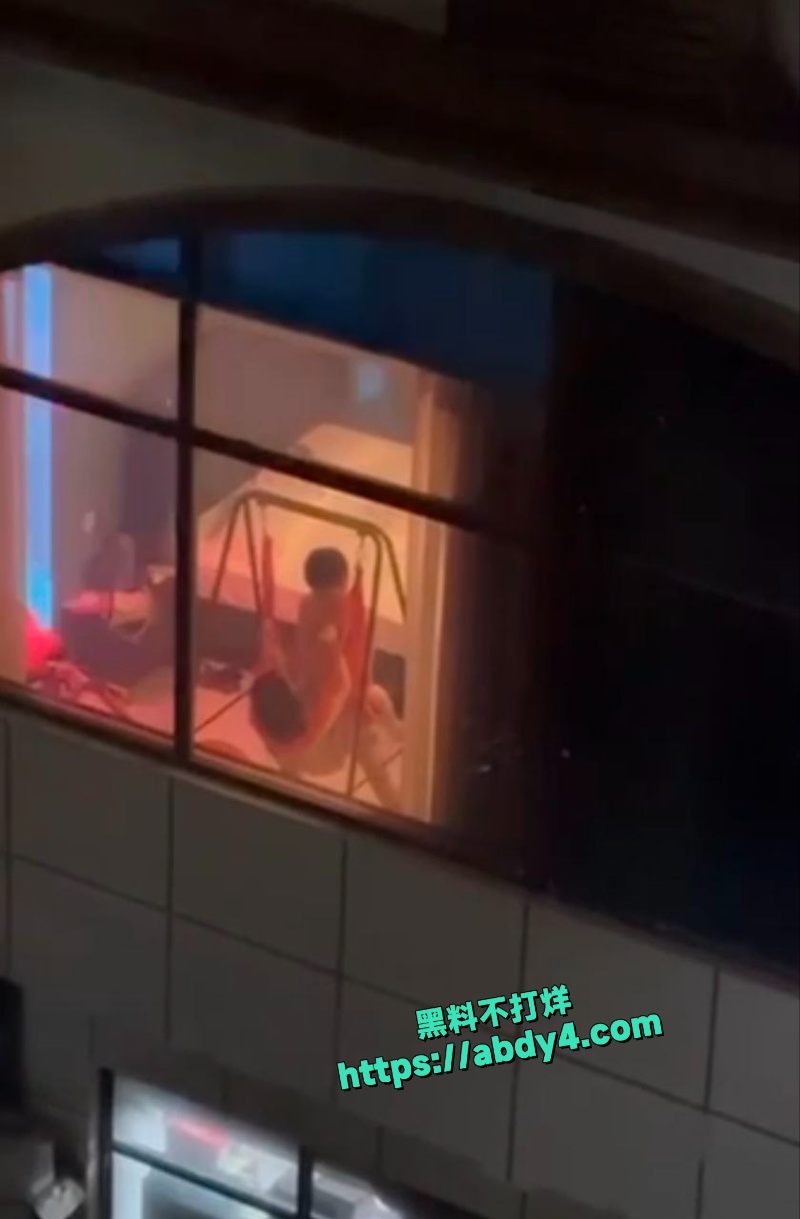 对楼邻居在落地窗摇篮上疯狂做爱 6