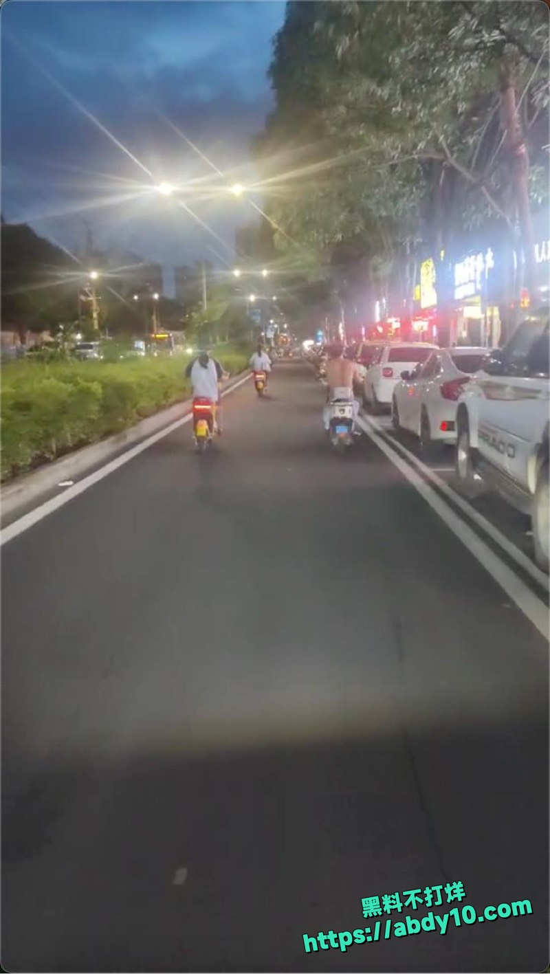 南宁仙湖大道惊现骑电动车裸体男 1