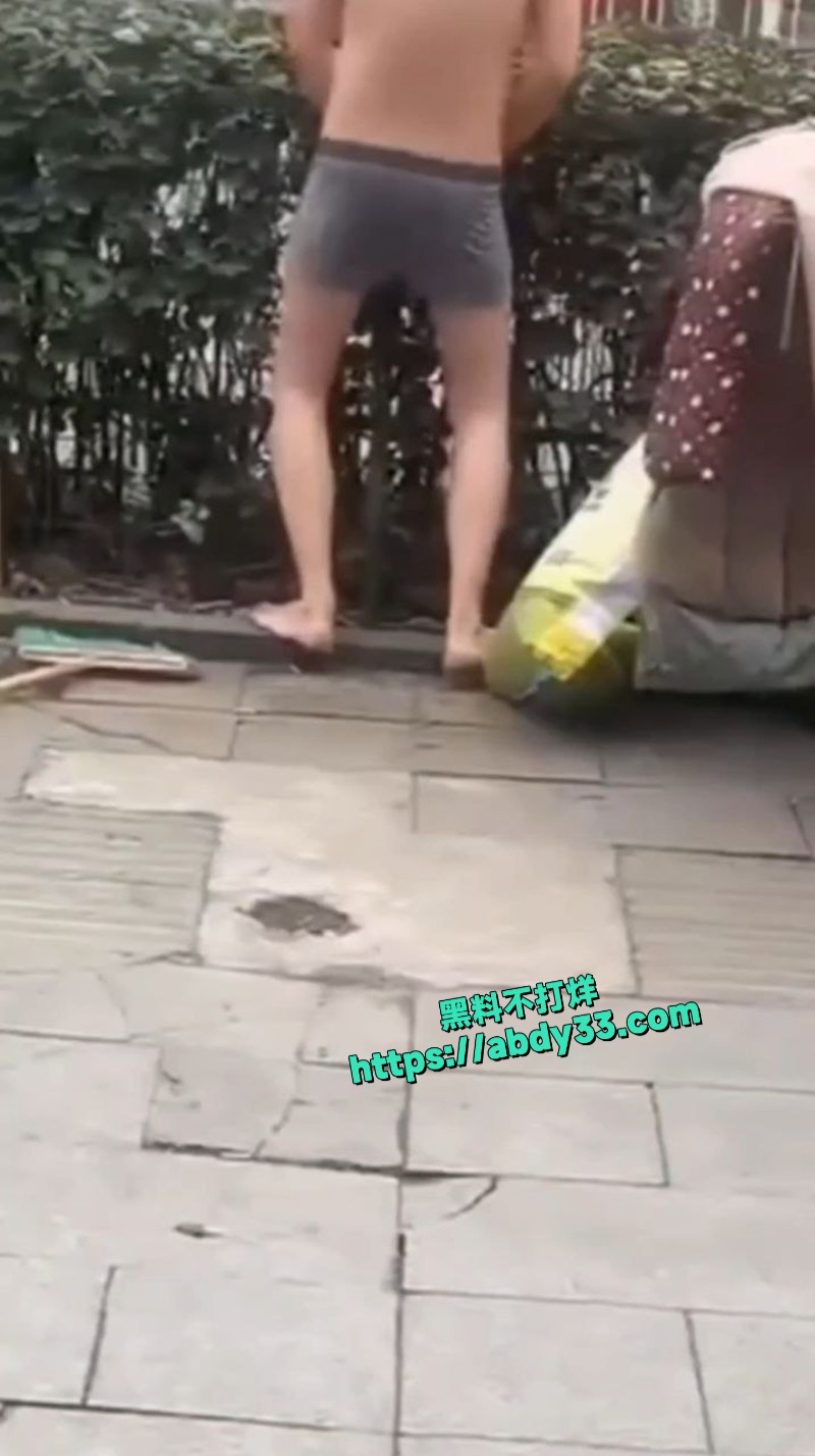 山东临沂费县街头惊现裸男发癫吃瓜3