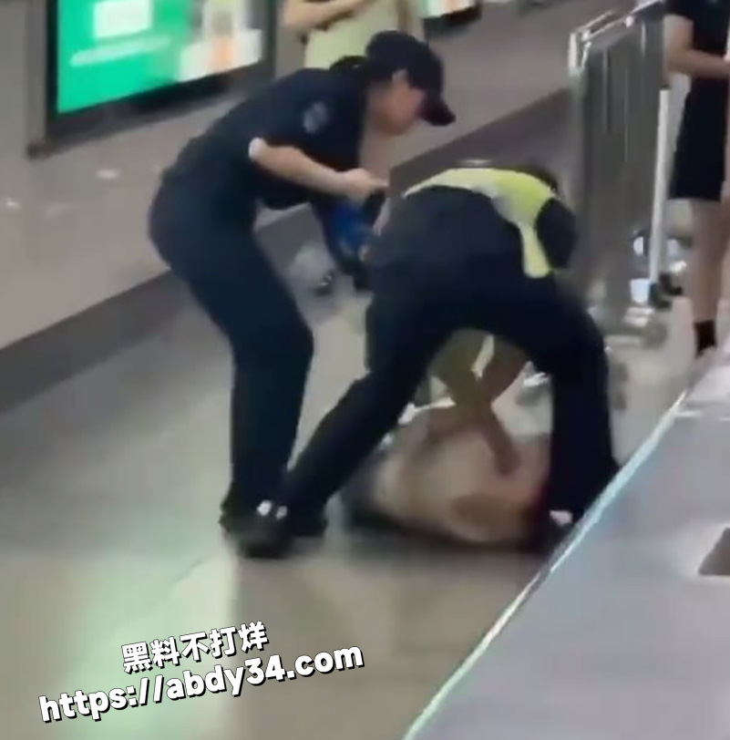 深圳地铁站惊现女号路怒症.jpg4