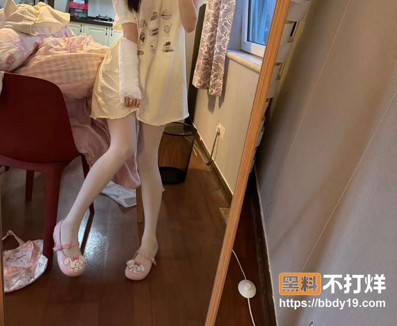 推特网红极品白虎嫩穴2