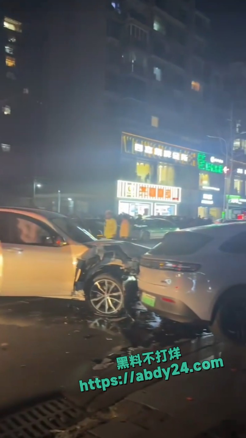 四川乐山一男子酒驾连撞7车8