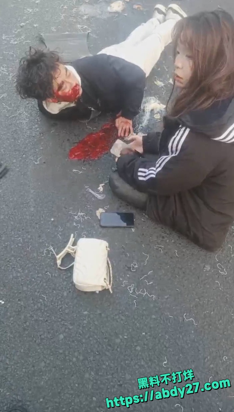 精神小伙带女友飞车撞人事件2