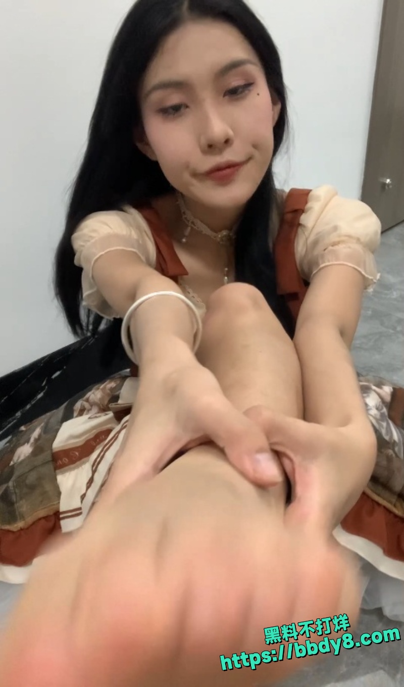 淫荡母狗胆胆私下在出租屋自拍玉足福利脚型完美各种角度展示1