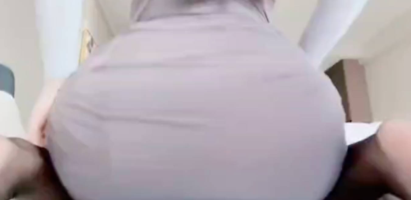 这腚你能顶得住吗 肥美蜜桃臀黑丝床上直接脱 骚逼全露给你看