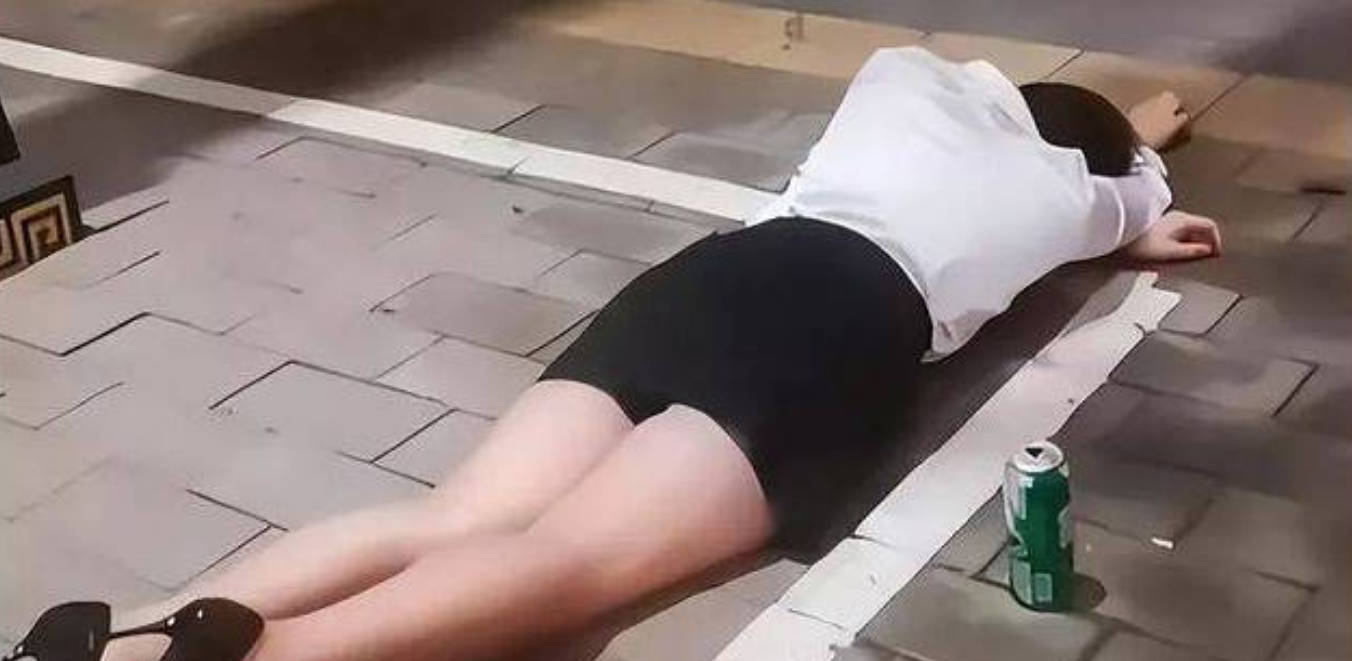 美女睡姿诱惑肩带滑落 司机看着却不动手 黑色吊带包臀裙大长腿反差拉满