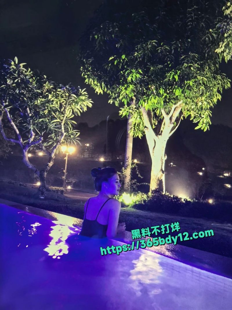 广东湛江富婆包养壮年小伙野外露出3p20