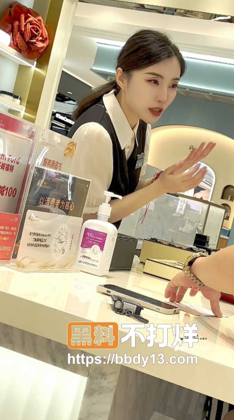 KFC抄底化妆品前台靓女06