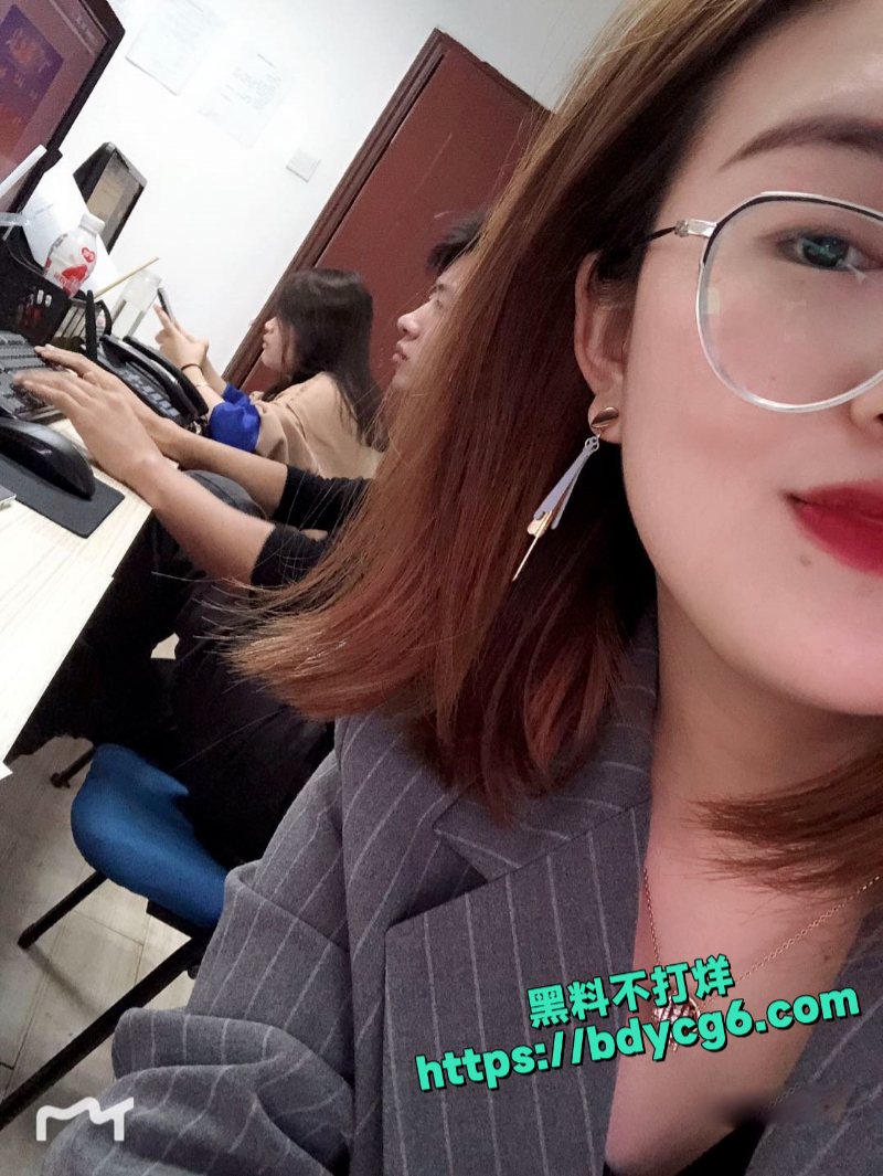 极品眼镜小姐姐大尺度自拍流出8