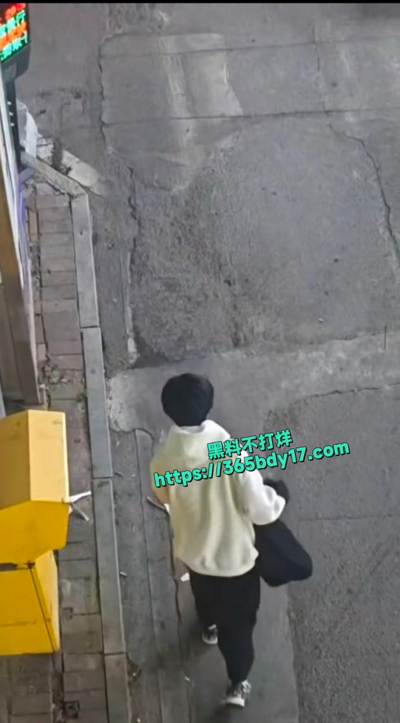 吉林四平市一男子被女友调教跪地移动3