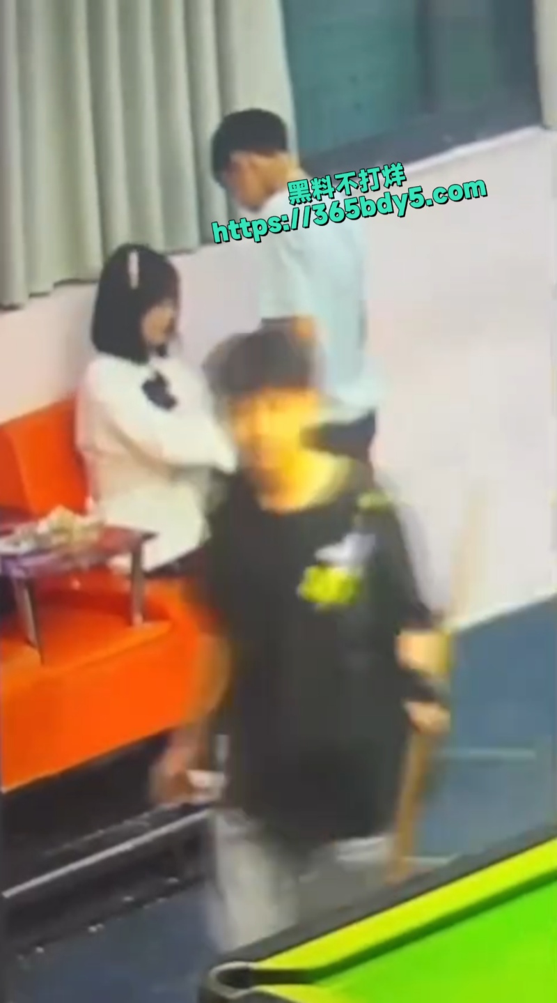 年轻人在台球馆口交3