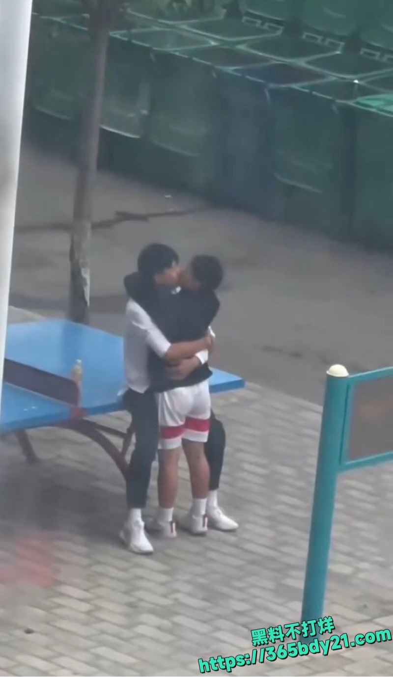 学生光天化日亲热视频5