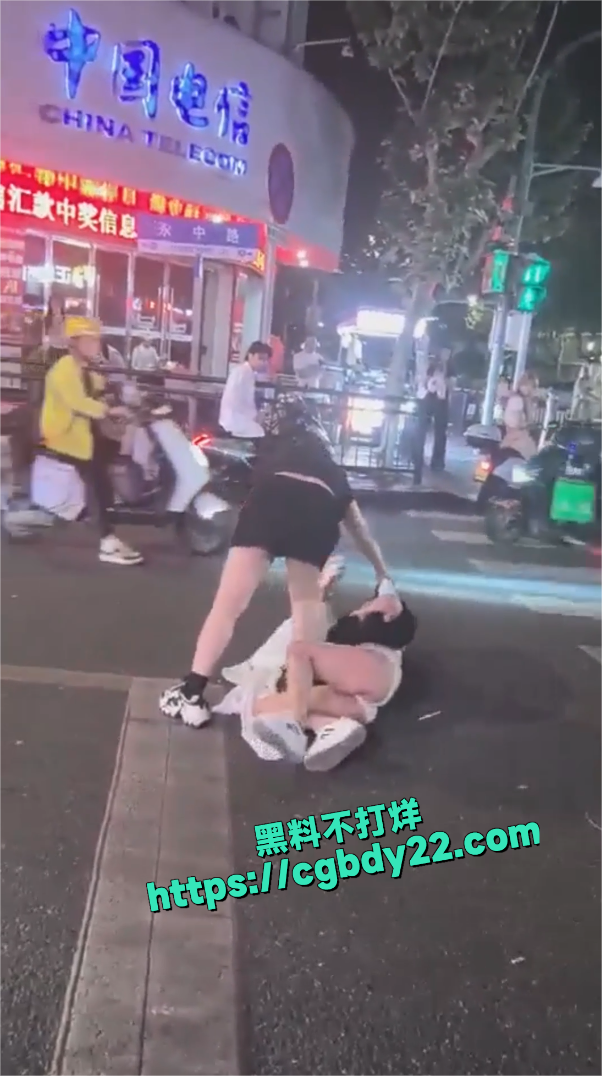 温州龙湾永中路原配当街暴打小三无码版4