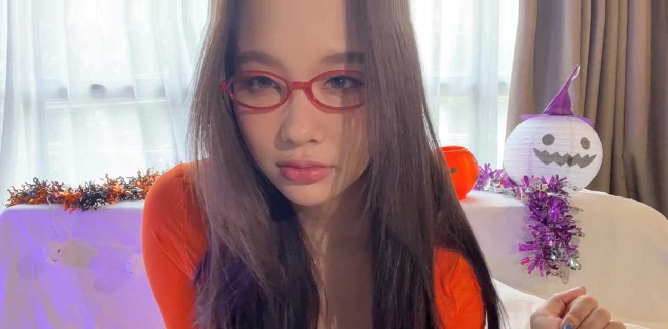 真极品OnlyFans Irisadomsone 2月订阅福利 圣诞装假阳具自慰 橙色情趣掰穴