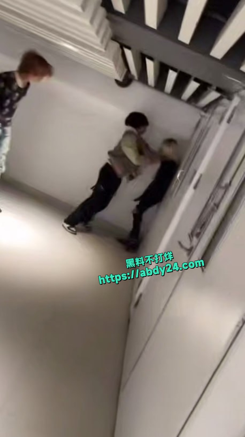 细狗精神小伙打架现场1