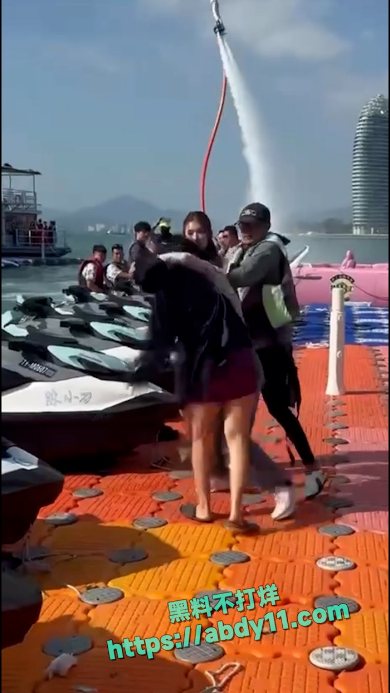 海南三亚钟情会所海边女人打架 9