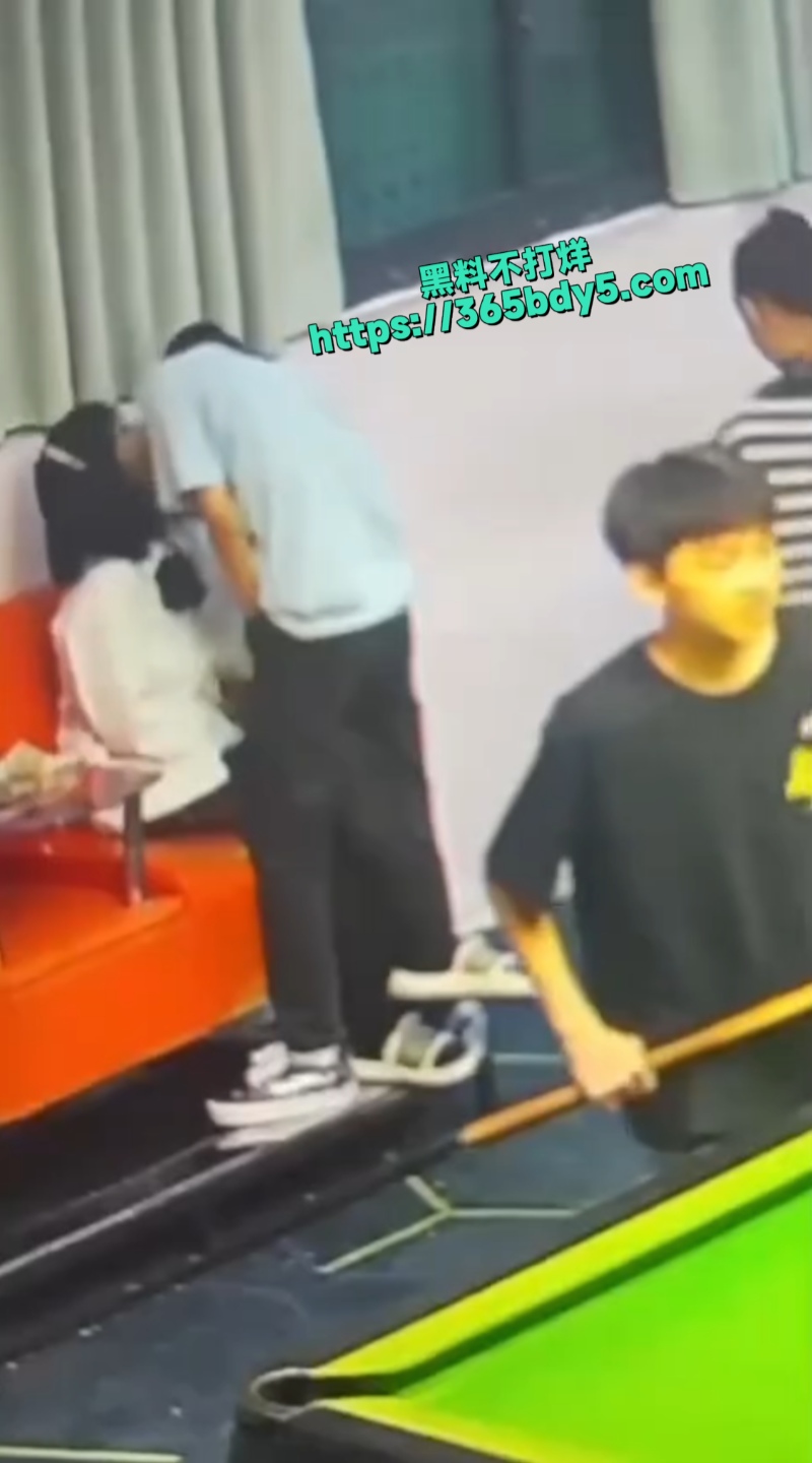 年轻人在台球馆口交4