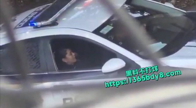 墨西哥警察上班扣同事1