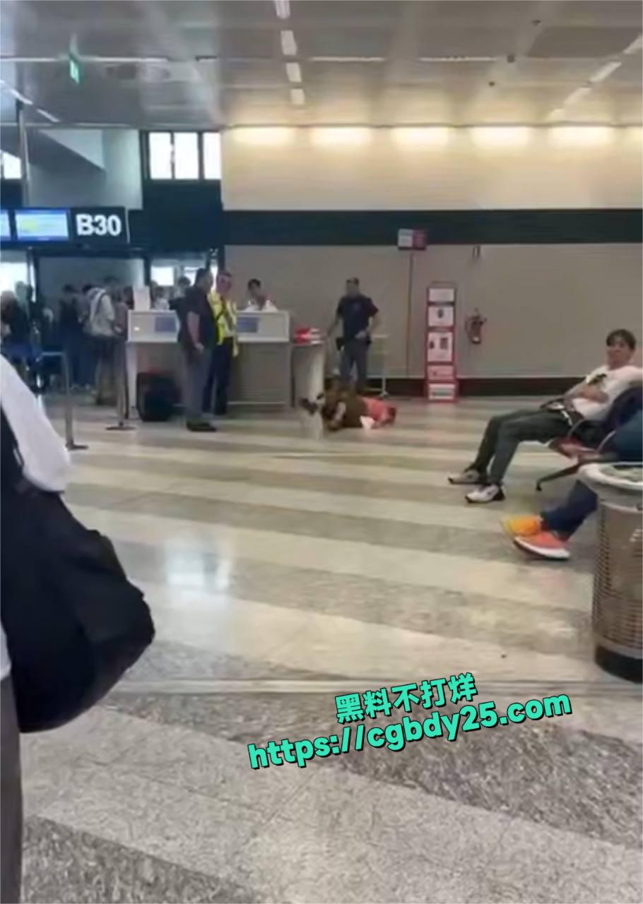 大妈机场撒泼2