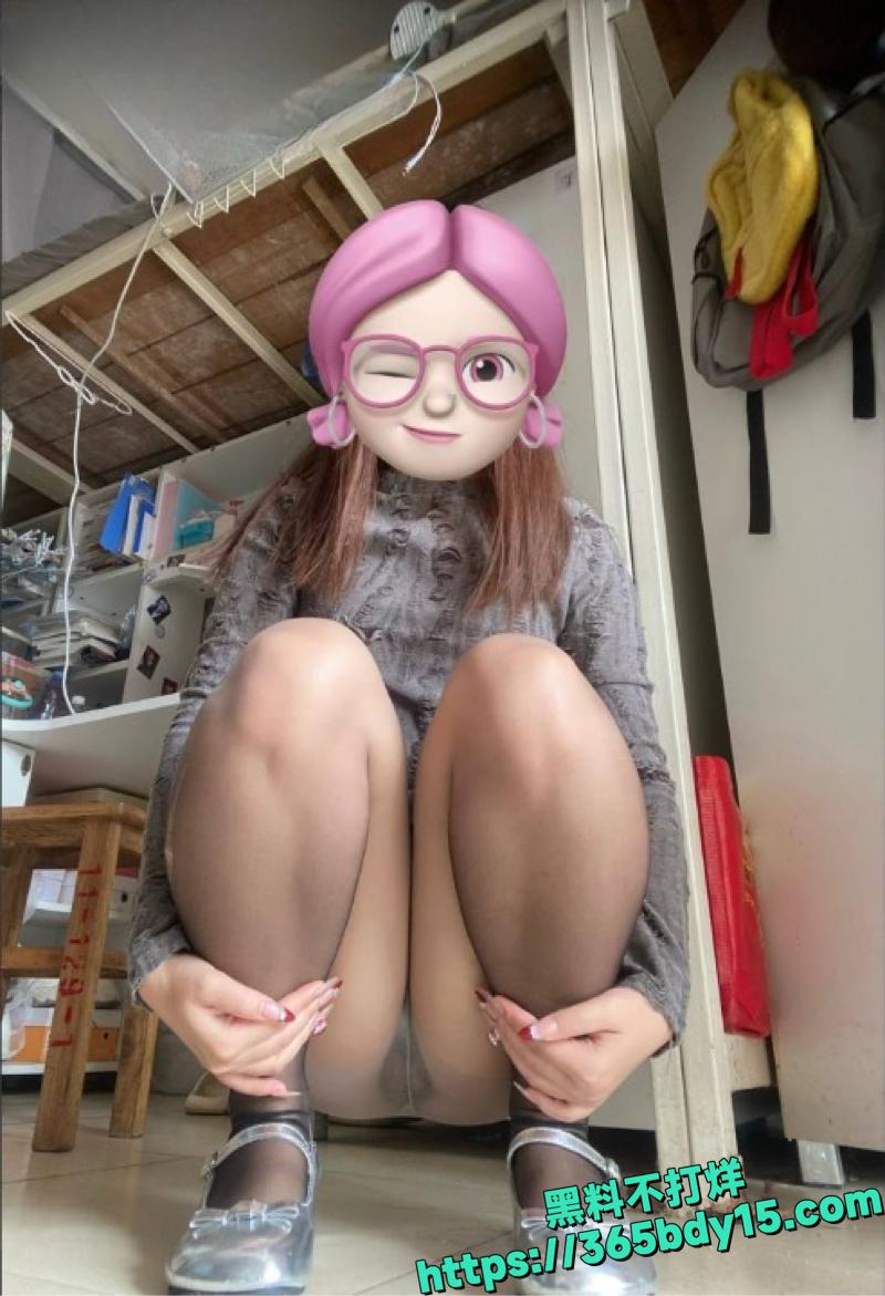 少女ohgdy538一人宿舍后入自拍1.j
