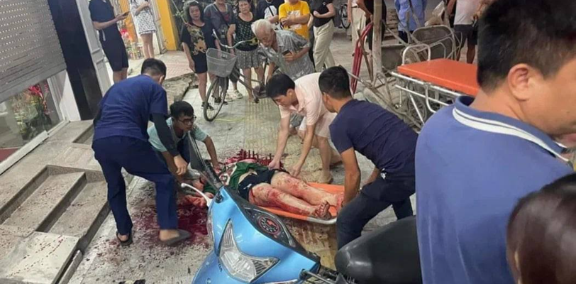 越南情杀前男友持刀狂捅前女友和现任 刀刀见红血腥现场