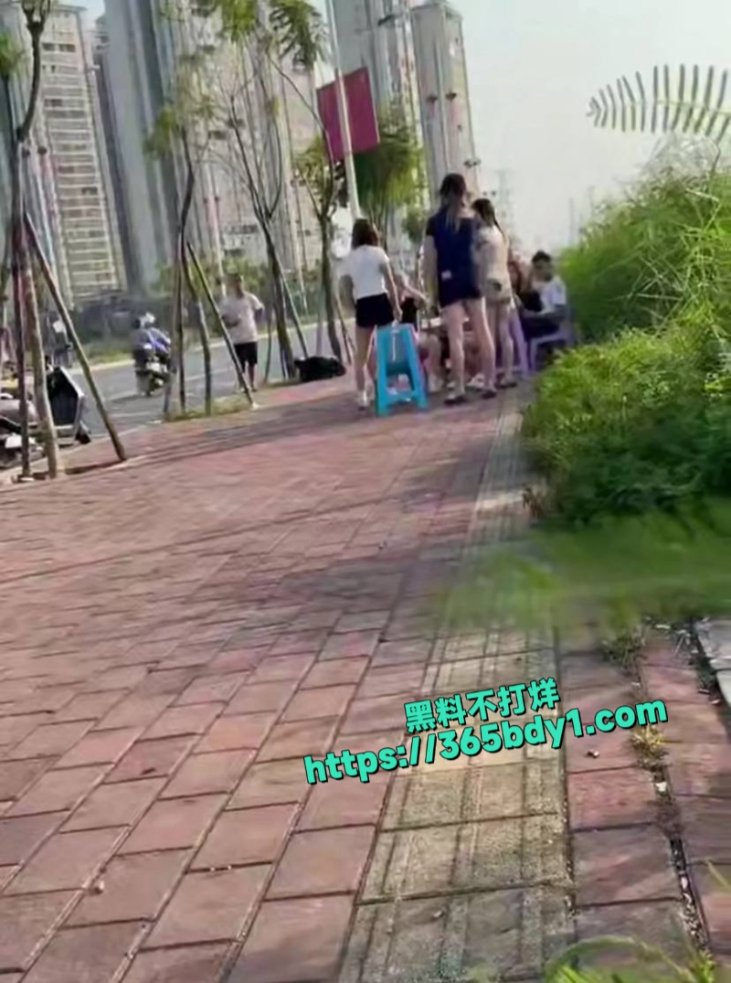 精神小妹啤酒瓶砸人4