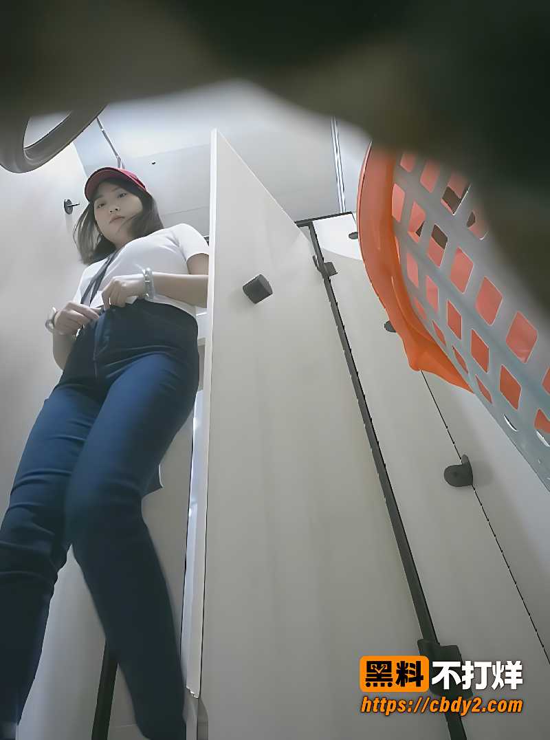 牛仔短裙妹子低角度走光7