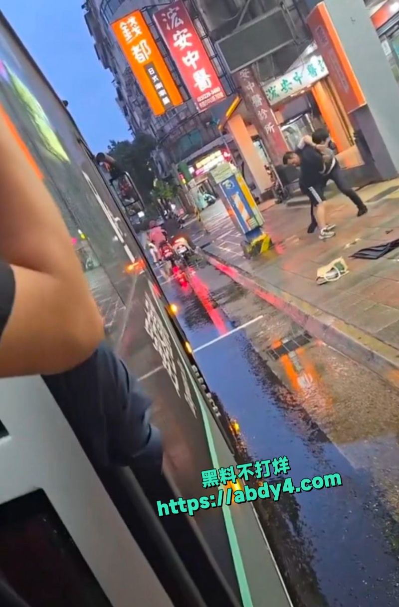 桃园中山突发一货车司机与高中生互殴 2