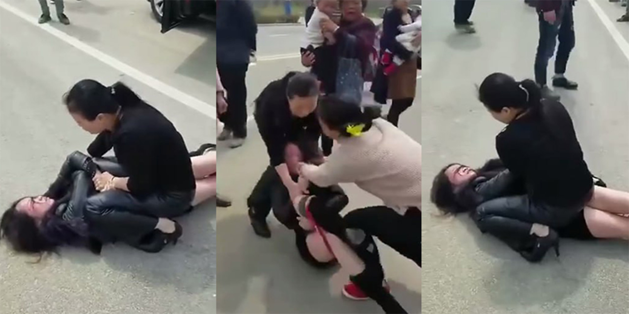 街头狗血大戏 原配抓奸女上位暴打小三 内裤都被扒下来了 围观群众看热闹吃瓜