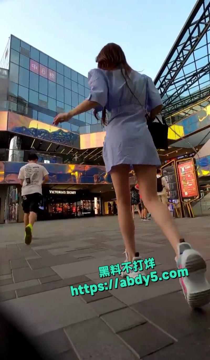 女明星戴燕妮逛商场被偷拍抄底裙底