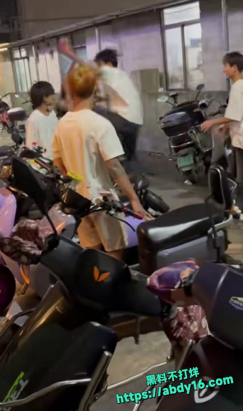 精神小伙深夜拔刀互砍 2